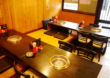 焼肉　躍屋店内